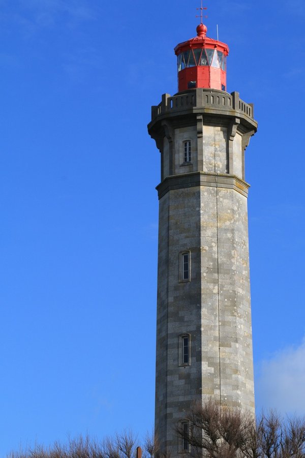 Quelles sont les informations essentielles sur le camping Les Varennes sur l'île de Ré ?