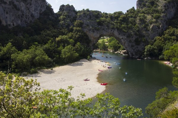 Quels sont les activités à faire au camping Vallon Pont d'Arc près de la célèbre grotte préhistorique ?