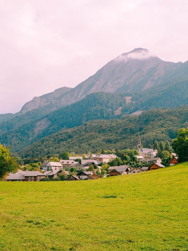 Quels sont les types de logements insolites que l'on peut trouver dans les Hautes Alpes ?